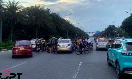 Clip nhóm người đi xe đạp hành hung tài xế ô tô khi đi vào đường cấm tại Hà Nội